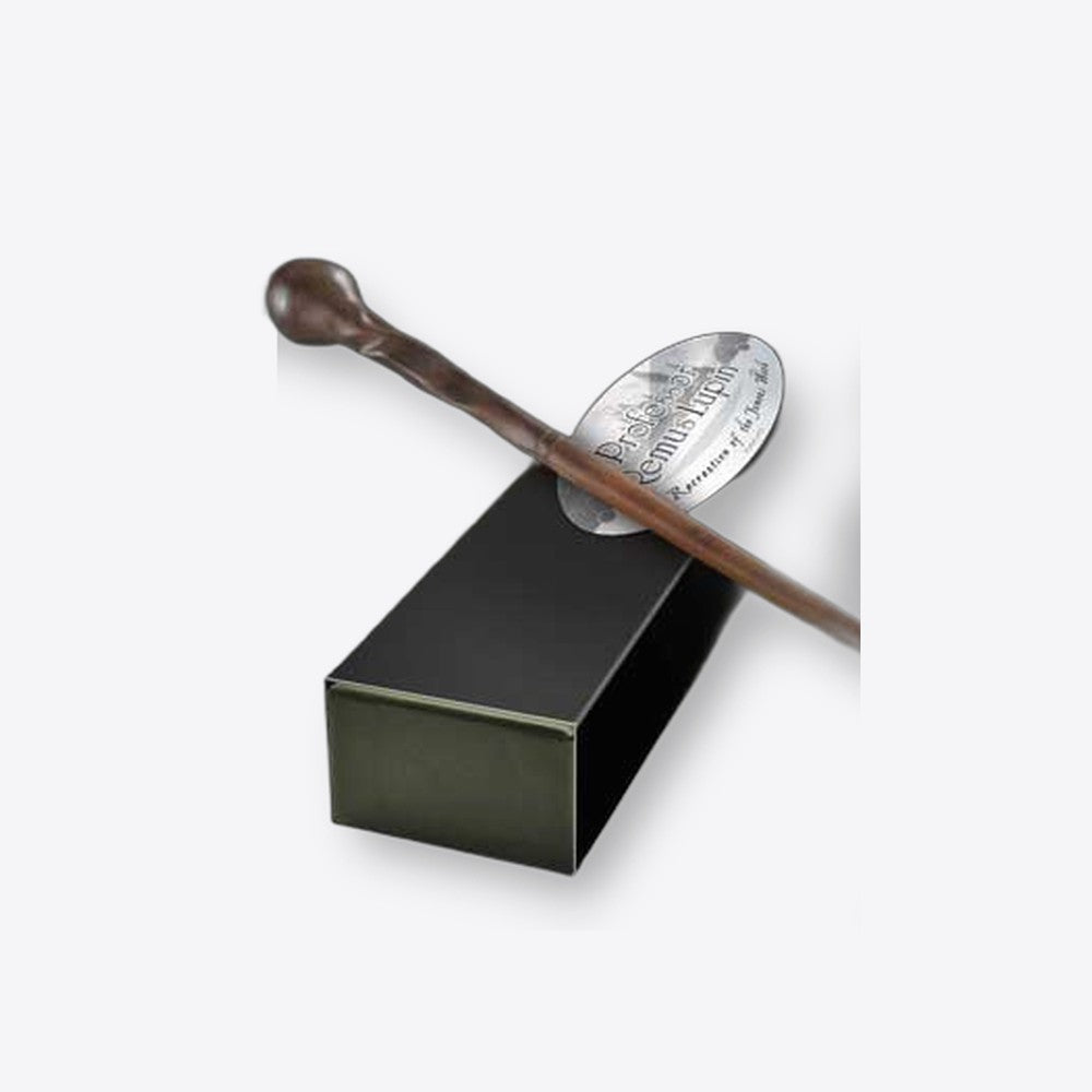 Replica the noble collection harry potter varita de profesor remus lupin varita con caja y placa de (imagen 3 de 6)