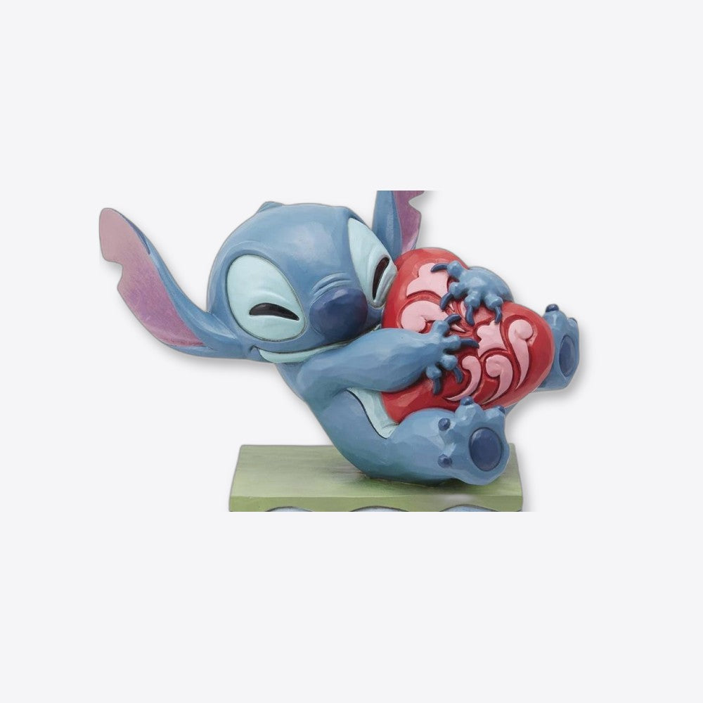 Figura enesco disney stitch abrazando un corazón (imagen 5 de 6)