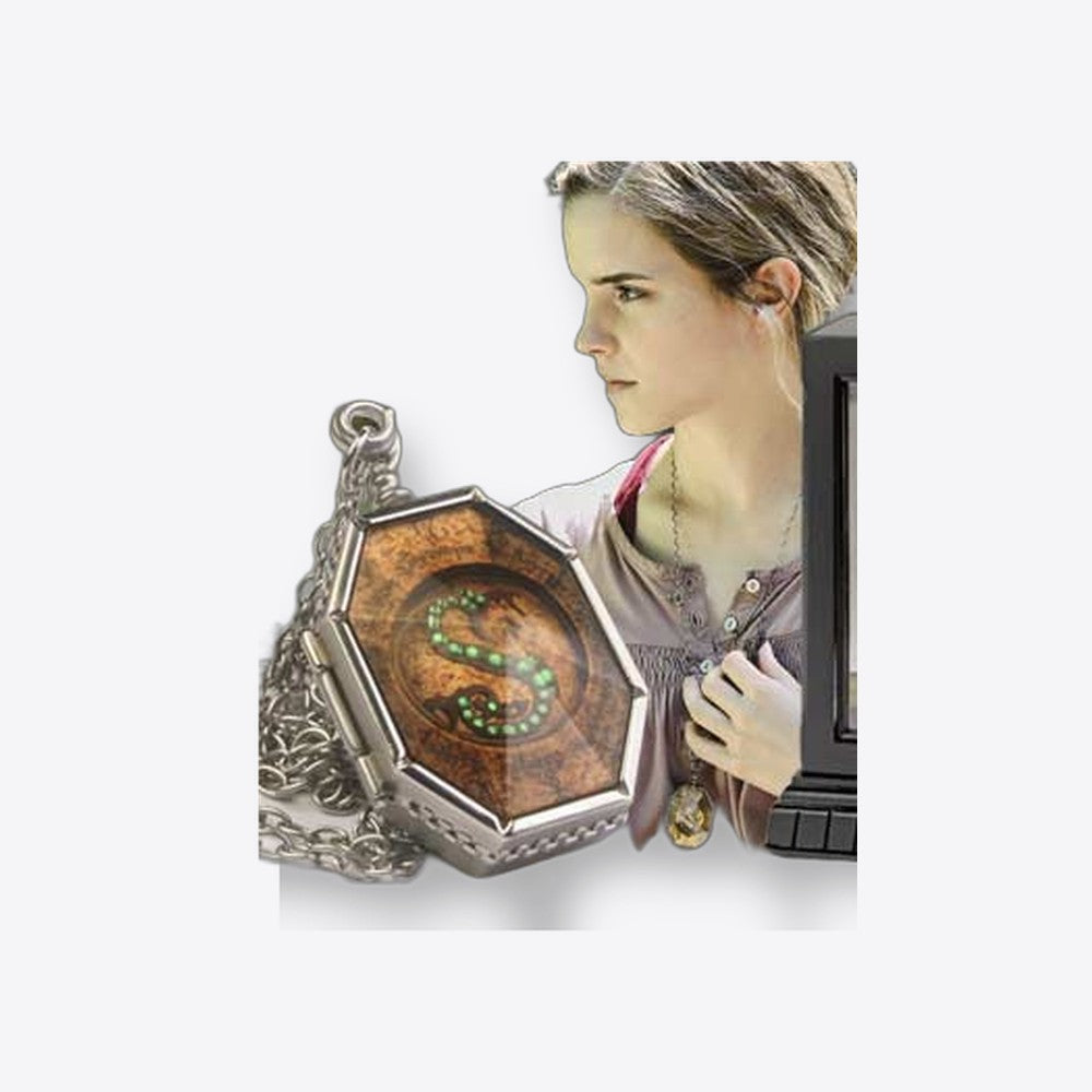 Replica the noble collection harry potter guardapelo horrocrux de salazar slytherin en expositor (imagen 3 de 6)