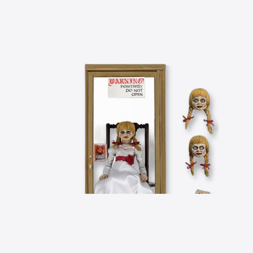 Figura neca the conjuring universe anabelle (imagen 3 de 6)